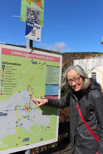 Eine Hinweistafel verweist auf die Ausschankstellen und die Parkmöglichkeiten. | Foto: Markus Pacher