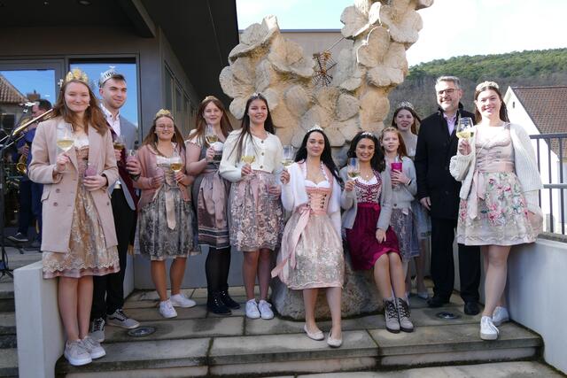 Wein- und Mandelblütenhoheiten zusammen mit OB Marc Weigel am Mandelblütenthron von Bernhard Mathäss | Foto: Reinhard Kermann