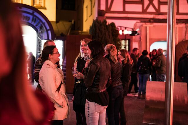 Das Flanieren von Weingut zu Weingut in den nächtlich illuminierten Gassen St. Martins macht den besonderen Charme der "Nacht der offenen Weinkeller" aus. | Foto: Tourist Information St. Martin