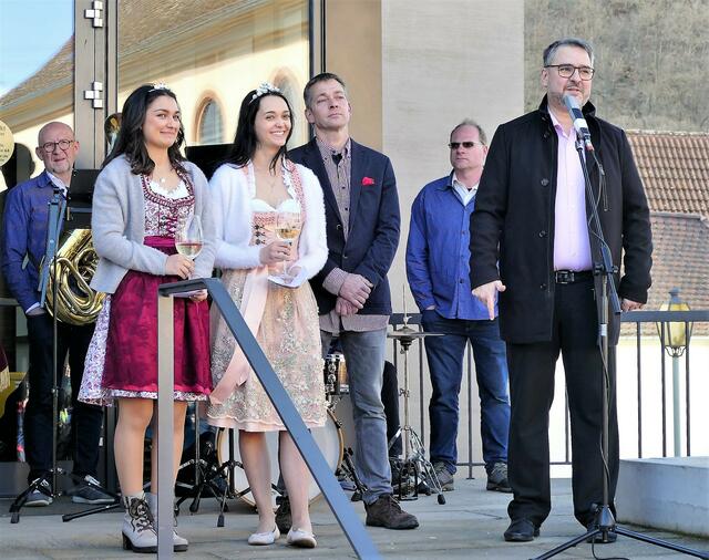 Mandelblütenkönigin Melanie und Mandelblütenprinzessin Erva sowie Rainer Staab während der Ansprache von OB Marc Weigel | Foto: Reinhard Kermann