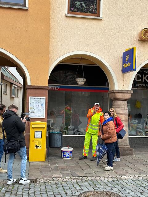 Barbara Zechel erkundet gemeinsam mit Gästeführerin Iris Grötsch die historische Altstadt von Annweiler und trifft dabei auf viele interessante Gesprächspartner | Foto: Stadt Annweiler