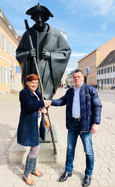 Clubpräsidentin Erika Wagner hat die eine Hälfte der Spendengelder an Andreas Ruhnke von FVB.HILFT übergeben | Foto: Lions Club Speyer Palatina