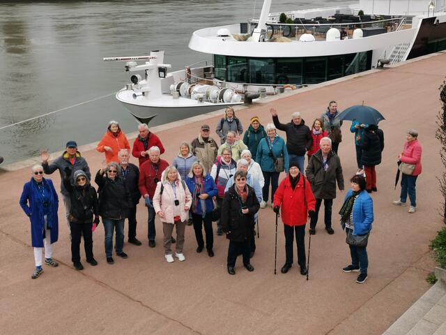 Die erste Gruppe ist bereit für die Stadtführung in Rouen. Im Hintergrund die MS Excellence Royal. | Foto: Ulrich Arndt