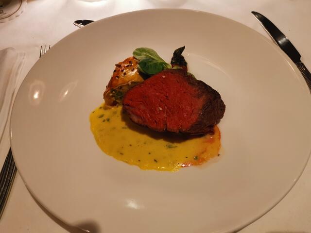 Ein Hauptgang beim Galadinner: Château Briand de Boeuf, ein Black Angus Filet, Sauce Béarnaise, grünes Spargelbündchen, Kartoffestrudel. | Foto: Ulrich Arndt
