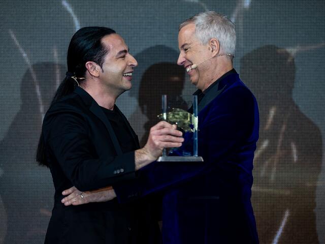„Luschd-Objekt“ Bülent Ceylan mit Moderator Thomas Hermanns (r.) | Foto: Radio Regenbogen
