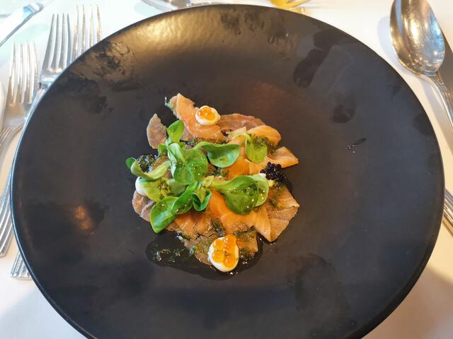 Vorspeise beim Galadinner: Lachs-Carpaccio mariniert mit Pfeffermayonaise, Zitronen, Dill-Koriander-Pesto. | Foto: Ulrich Arndt