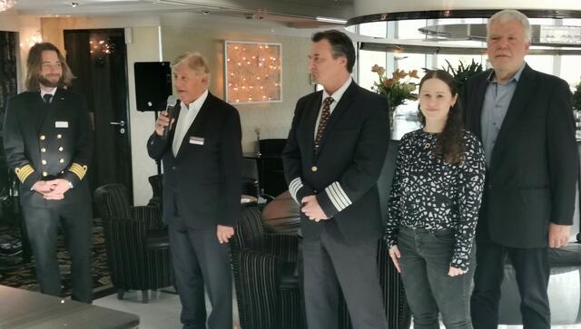 Verabschiedung der Gäste: Kapitän Frederic Schuhl (von links), Cruise Director Richard Schmidt, Hotel Manager Jochen Prigge und Jessica Nordhauß und Peter Hausch vom DERTOUR-Reisebüro Neustadt. | Foto: Carmen Bombardi