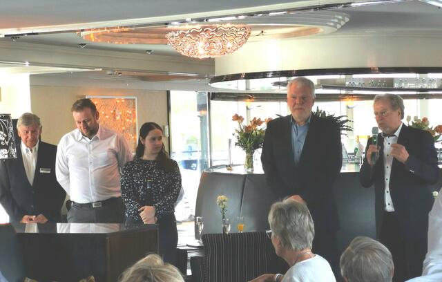 Verabschiedung und Dankesworte: Ulrich Arndt im Auftrag der SÜWE (von rechts), Peter Hausch und Jessica Nordhauß vom DERTOUR-Reisebüro Neustadt, Jens Pilgram, Verkaufsleitung Baden/Pfalz DER-TOUR-Reisebüro und Cruice Director Richard Schmidt. | Foto: Carmen Bombardi