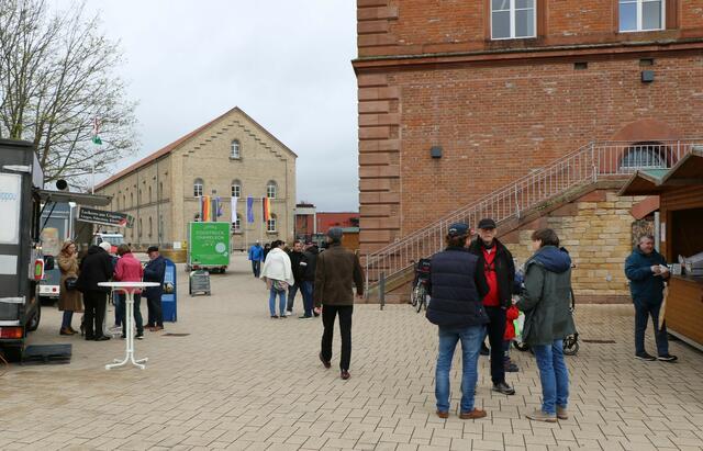 die Stände im Freien hatten mitunter mit den widrigen Witterungsverhältnissen zu kämpfen - dennoch war die Stimmung bestens | Foto: Heike Schwitalla
