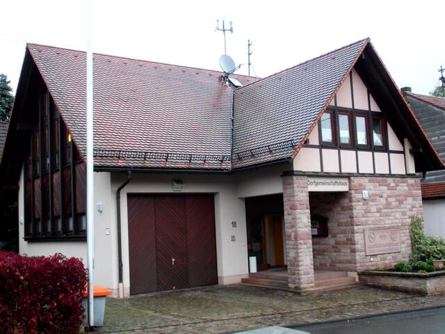 Das Dorfgemeinschaftshaus von Hofstätten war zuvor Schulhaus. Hier ist auch die Feuerwehr untergebracht. | Foto: W. G. Stähle