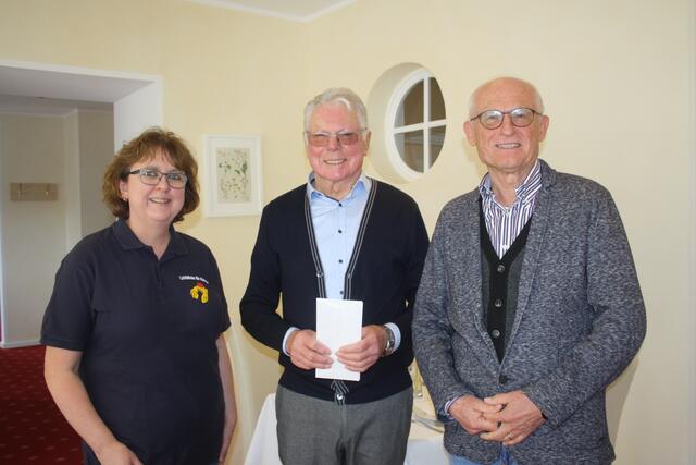 Spendenübergabe (v.l.) Christel Noll, Peter Heitzmann und Dr. Jürgen Gabriel  Foto: eri