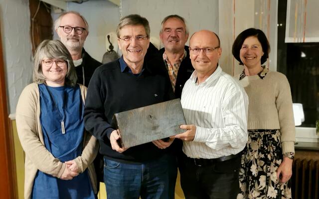 In einer großen und schweren Geldkassette übergab eine Delegation der Fotografinnen und Fotografen den Reinerlös aus dem Verkauf des Heimatkalenders an den Vorsitzenden des Bürgerbusvereins, Matthias Mahl Foto: Paul Junker