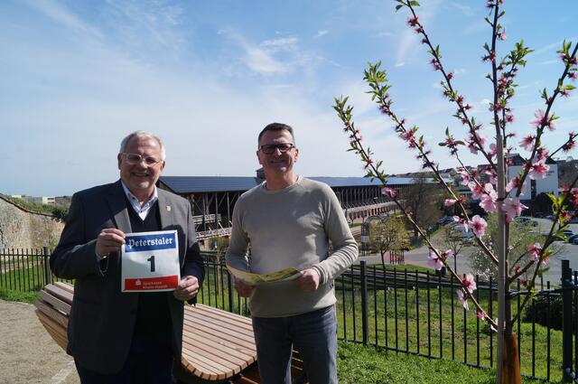 Vorfreude auf den Marathon Deutsche Weinstraße: Landrat Hans-Ulrich Ihlenfeld und Rolf Kley, der im Kreishaus den Marathon koordiniert in Bad Dürkheim | Foto: Stadt Bad Dürkheim/Gratis