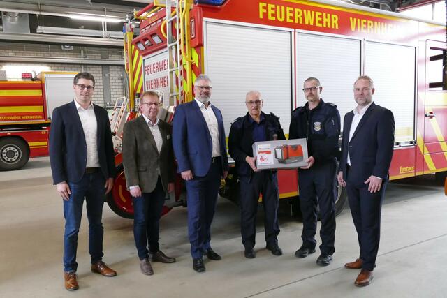 Übergabe bei der Feuerwehr: (von links) Philipp Haas, Bürgermeister Matthias Baaß, Marcus Braun, Michael Ahnert, Daniel Werner, Marcel Goldenbaum.   | Foto: Stadt Viernheim