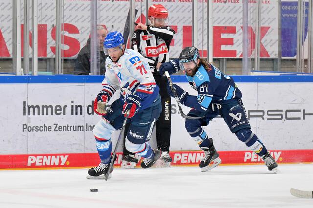 Adler Borna Rendulic lässt den Ingolstadter Wojciech Stachowiak stehen.  | Foto: PIX-Sportfotos