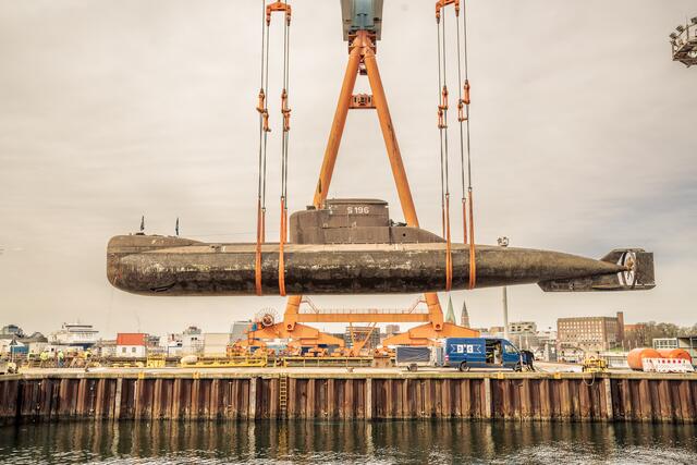 In 15 Metern Höhe schwebend wurde das Boot in Schrittgeschwindigkeit zu seinem Liegeplatz im Trockendock gebracht | Foto: Technik Museum Sinsheim