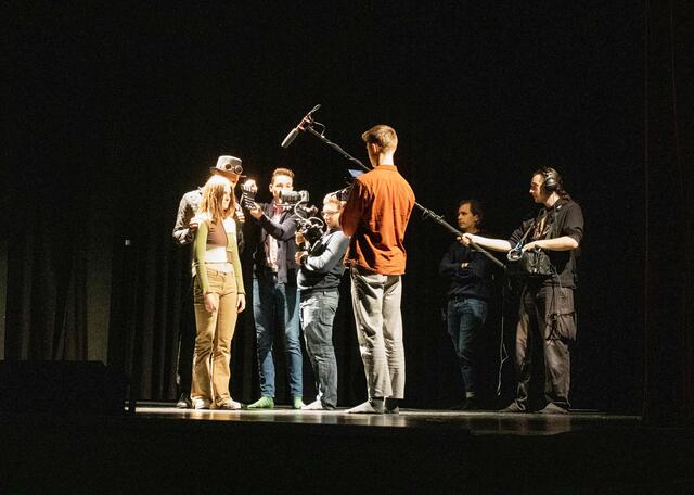 Reg (Levi Tounkara) will Louisa (Hedda Henneböhl) davon überzeugen, dass alle Menschen schauspielern. Immerzu. | Foto: Cornelia Bauer