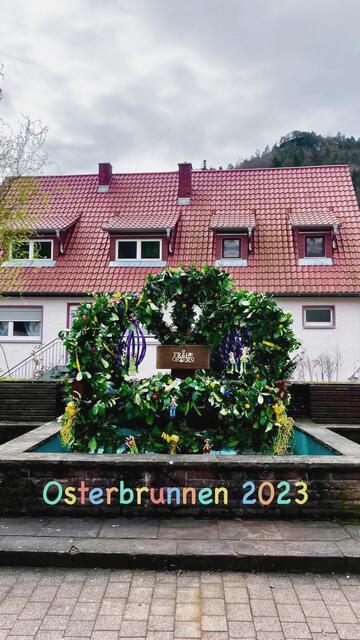 Österlicher Dorfbrunnen in Rinnthal  Foto: Brunnenteam Rinnthal