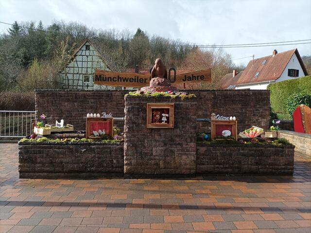 Üppig geschmückter Osterbrunnen in Münchweiler Foto: SCheibel