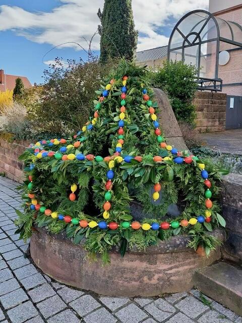 liebevoll geschmückter Osterbrunnen in Maximiliansau | Foto: Daum