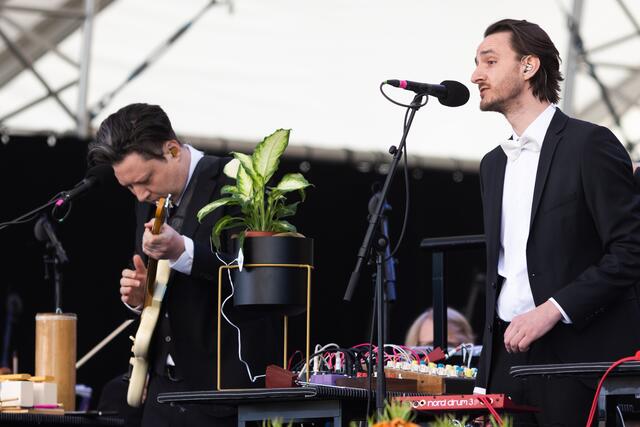 Konstantin Gropper (links) und Ziggy Has Ardeur standen mit dem Haifa Symphony Orchestra bei der Uraufführung des elektronisch-symphonischen Werks „RHIZOM“ auf der Bühne. | Foto: Christian Gaier 