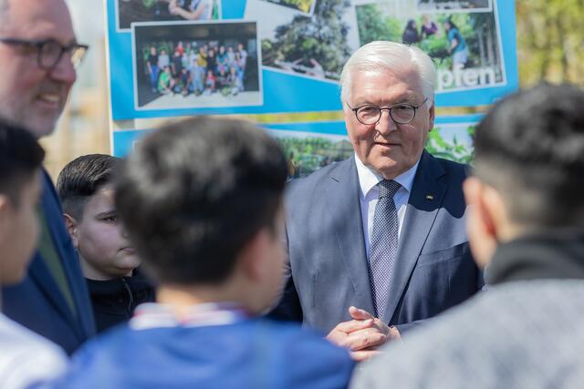 Bundespräsident Frank-Walter Steinmeier im Gespräch mit Schülern der Tulla-Realschule. | Foto: Christian Gaier