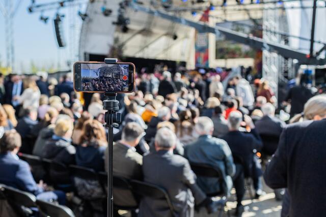 Blick auf die BUGA 23-Bühne und Publikum durch ein Smartphone.  | Foto: Christian Gaier