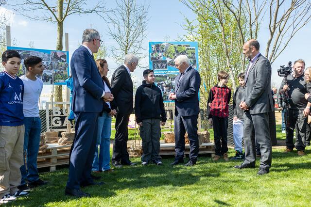 Schüler der Tulla-Realschule stellen Bundespräsident Frank-Walter Steinmeier und Baden-Württembergs Ministerpräsident Winfried Kretschmann das Projekt „Kinder machen Klima“ vor | Foto: Christian Gaier