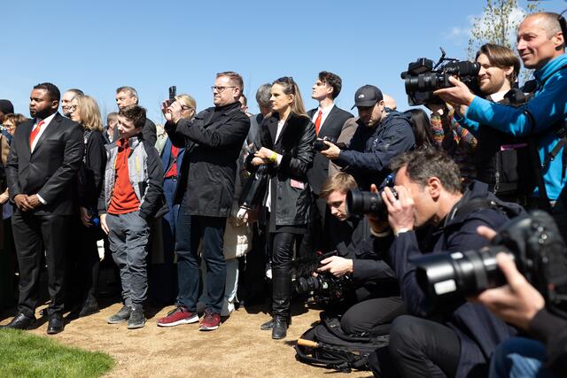 Der Medienandrang war groß, als Schüler der Tulla-Realschule Bundespräsident Frank-Walter Steinmeier und Baden-Württembergs Ministerpräsident Winfried Kretschmann das Projekt „Kinder machen Klima“ vorstellten. | Foto: Christian Gaier