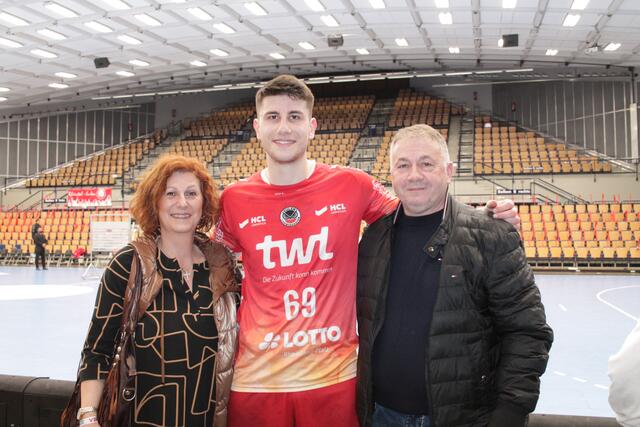Mihailo Ilic (mit seinen Eltern) warf im ersten Bundesligaspiel gleich vier Tore für die Eulen Ludwigshafen (Foto Michael Sonnick)