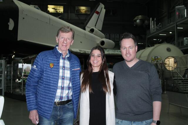 Der zweifache Rallye-Weltmeister Walter Röhrl mit Lisa Kiefer und Raffael Sulzinger | Foto: Michael Sonnick