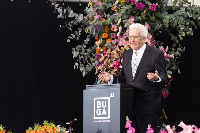 Baden Württembergs Ministerpräsident Winfried Kretschmann bei seiner Rede auf der BUGA 23-Bühne.  | Foto: Christian Gaier 