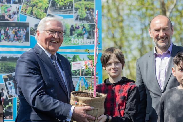 Schüler der Tulla-Realschule stellten Bundespräsident Frank-Walter Steinmeier das Projekt „Kinder machen Klima“ vor. | Foto: Christian Gaier