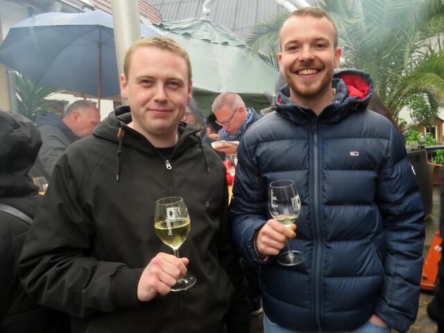 Zwei sichtlich zufriedene Weinkenner im Weingut Rösch | Foto: Gerhard Syring-Lingenfelder
