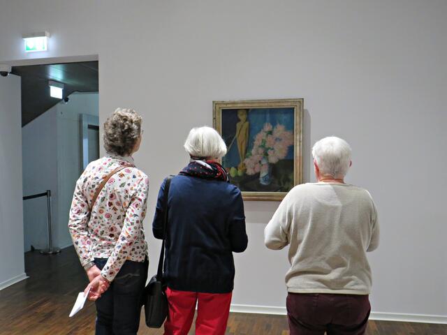 Kunstinteressierte Besucherinnen, die anschließend noch das Konzert besuchten | Foto: Brigitte Melder