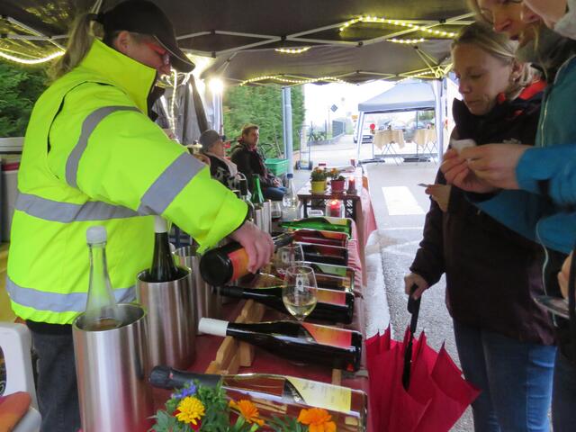 Kundinnen warten gespannt auf die Probe im Weingut Rieger | Foto: Gerhard Syring-Lingenfelder
