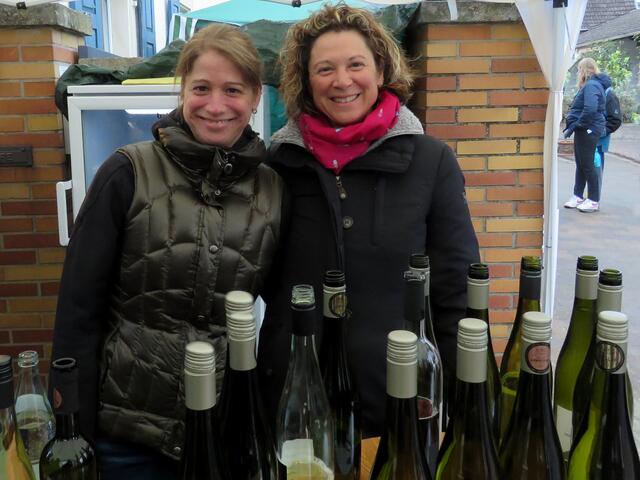 Diana und Alexa freuen sich auf die Weinprobierer | Foto: Gerhard Syring-Lingenfelder