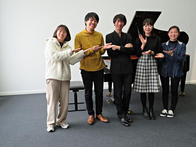 Der Künstler im Kreise seiner Freundinnen und Freunde | Foto: Brigitte Melder