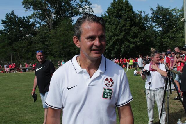 Trainer Dirk Schuster vom 1. FC Kaiserslautern freute sich über den Heimsieg gegen den Hamburger SV (Foto Michael Sonnick)
