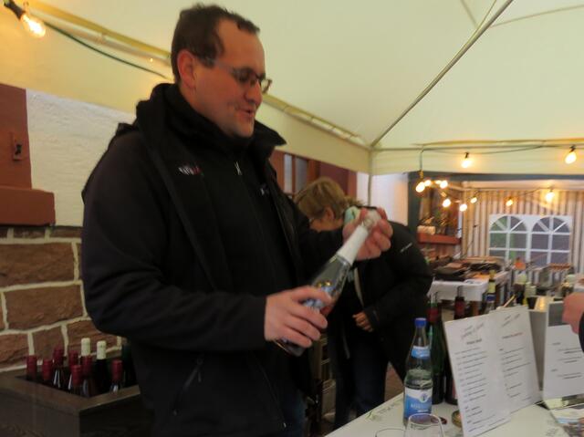 Simon Breitling öffnet einen Secco | Foto: Gerhard Syring-Lingenfelder