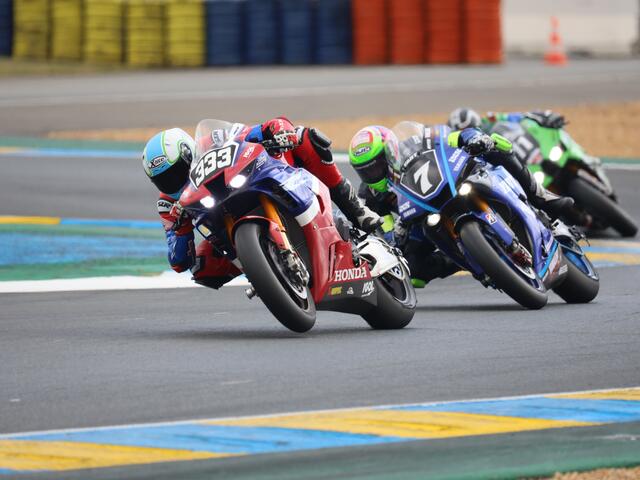 Von Beginn an in der Spitzengruppe - Vitais-Honda, YART-Yamaha und Webike-Kawasaki
Bild: Reuschel ( moto-foto )