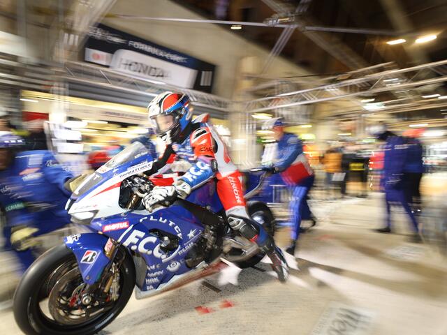 Boxenstopp beim Siegerteam F.C.C. Honda
Bild: Reuschel ( moto-foto )
