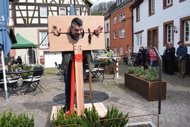 Selbst am Pranger verliert Annweilers Stadtbürgermeister Benjamin Seyfried seine gute Laune nicht  | Foto: B. Bender