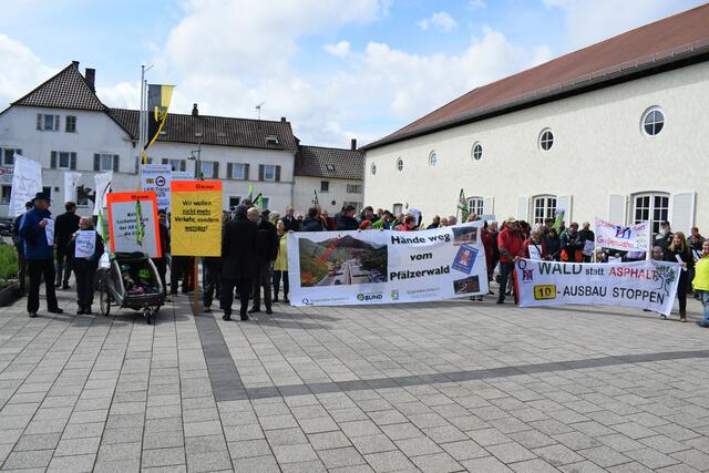 Die Gegner hatten sich vor dem Hohenstaufensaal versammelt | Foto: B. Bender