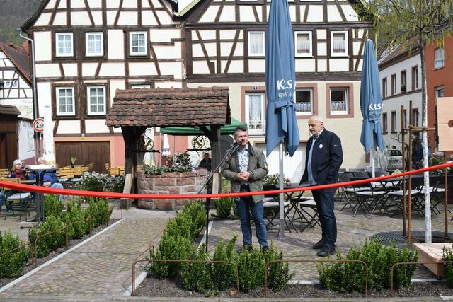 . . . und übergibt das Wort an Walter Herzog, Vorsitzender des Vereins Zukunft Annweiler | Foto: B. Bender