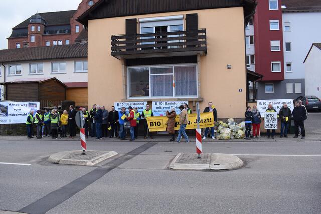 Befürworter des B10 Ausbaus gegenüber des Hohenstaufensaals | Foto: B. Bender