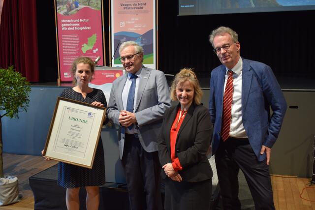 Biosphärenreservats-Direktorin Dr. Friedericke Weber, Bezirkstagsvorsitzender Theo Wieder, die rheinland-pfälzische Umweltministerin Katrin Eder und der Vorsitzende des MAB-Nationalkomitees, Dr. Stefan Lütkes (v.l.n.r.) | Foto: B. Bender
