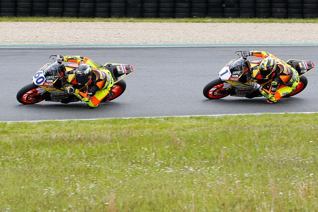 Dirk Geiger (Nummer 60) vor KTM-Teamkollege Lennox Lehmann (Foto Hermann Rüger)
