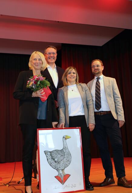 Preisträgerin Katrin Eigendorf, Alexander Schweitzer (Minister für Arbeit, Soziales und Digitalisierung), Jennifer Braun und Mario Daum (Vorsitzende der SPD Südpfalz) | Foto: Heike Schwitalla