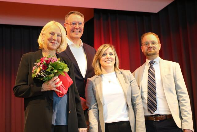 Preisträgerin Katrin Eigendorf, Alexander Schweitzer (Minister für Arbeit, Soziales und Digitalisierung), Jennifer Braun und Mario Daum (Vorsitzende der SPD Südpfalz) | Foto: Heike Schwitalla